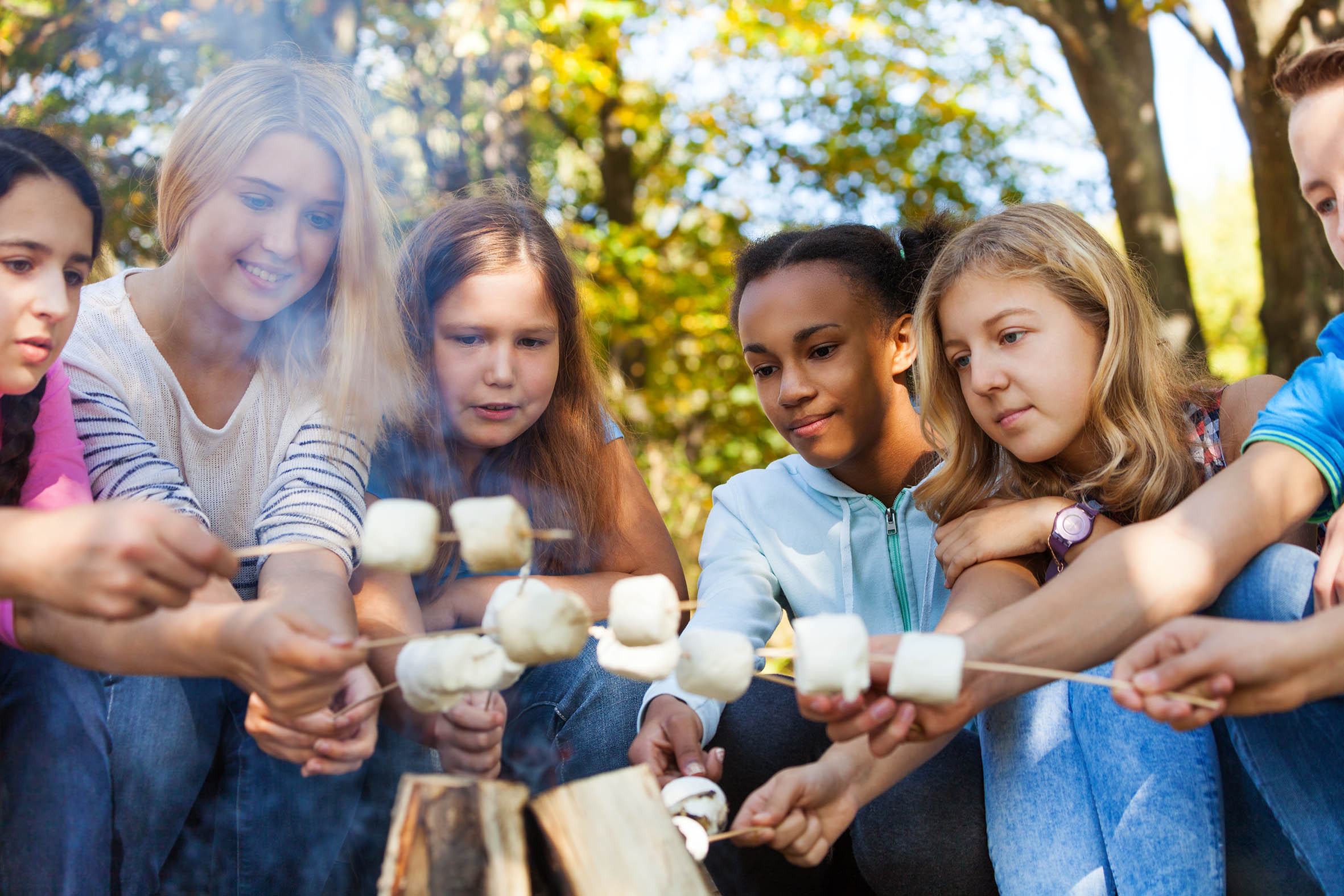 Klassenfahrt nach Arendsee Jugendliche einer Klassenfahrt am Lagerfeuer im Integrationsdorf Arendsee