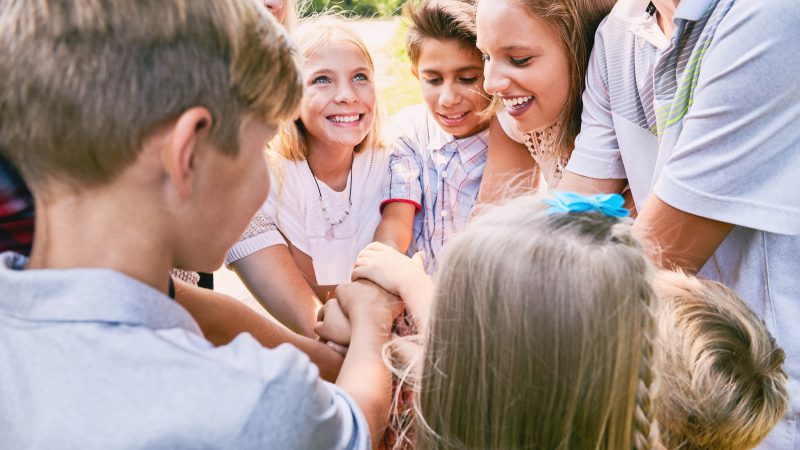 glückliche Jugendliche im Kreis, z.B. im Rahmen einer Klassenfahrt