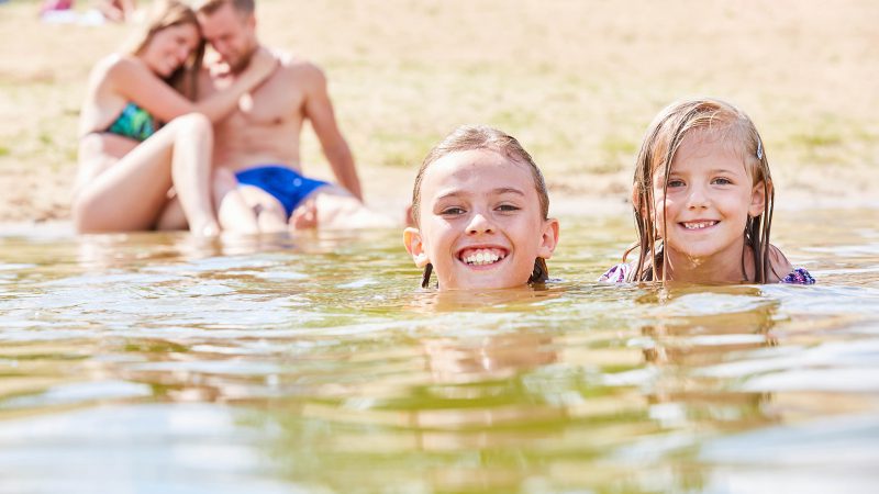 Kinder schwimmen im Arendsee – Bild zeigt einen Familienurlaub im Sommer